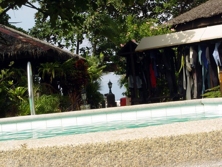 Hinter dem Pool<br> wird ausger�stet